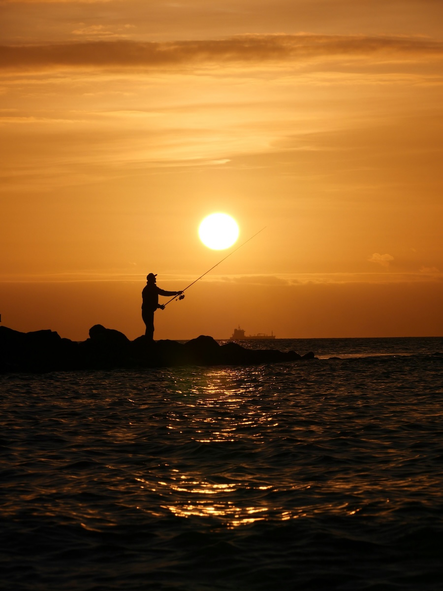 Visser bij zonsondergang